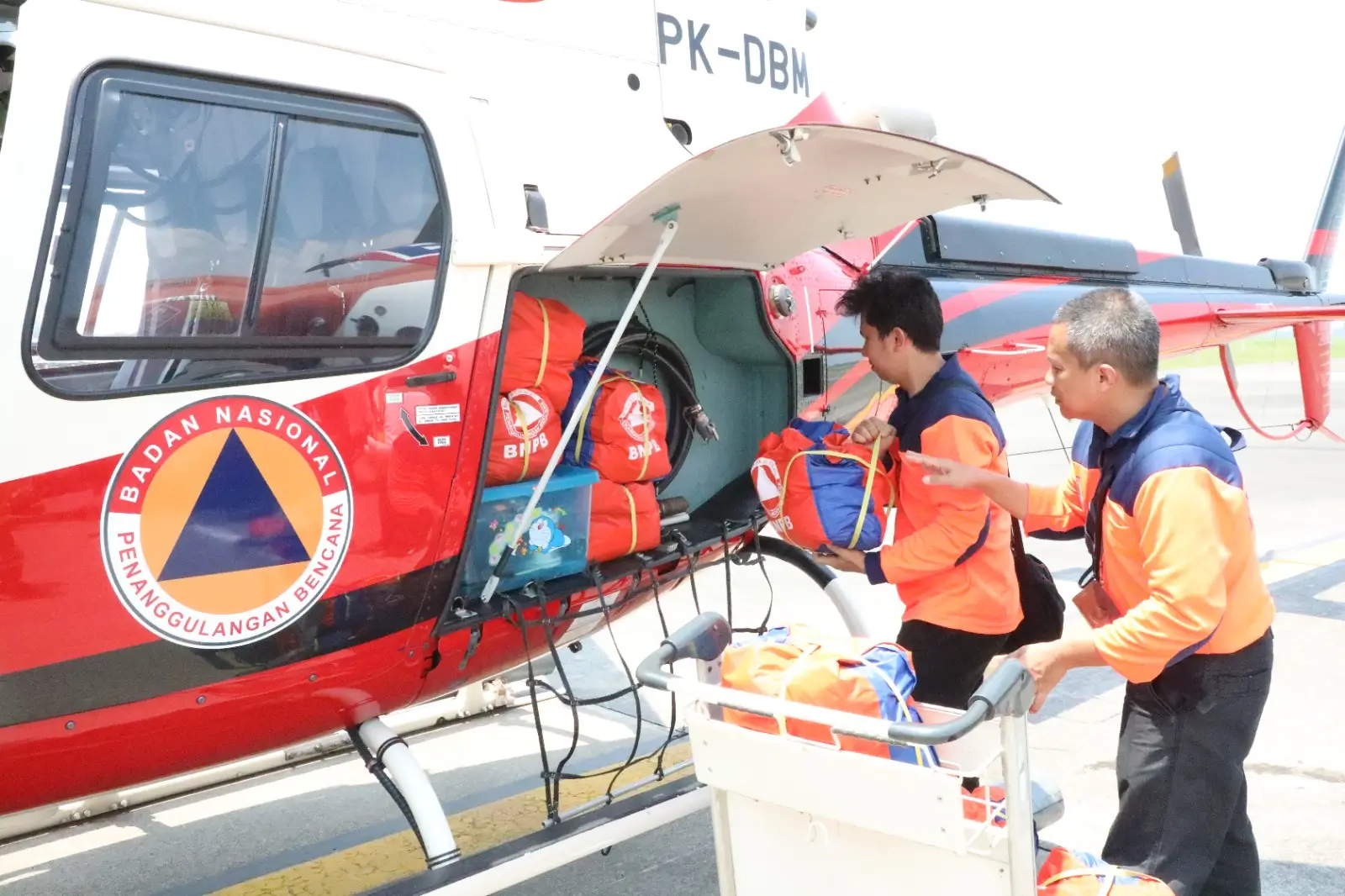 Tim BNPB mempersiapkan bantuan yang akan dikirimkan menggunakan helikopter menuju lokasi terdampak gempa di Pulau Bawean, Kabupaten Gresik, Jawa Timur pada Minggu (24/3) siang.